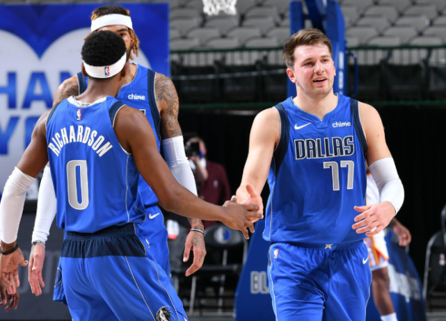  东契奇生涯首个60+三双，独行侠加时险胜马刺  