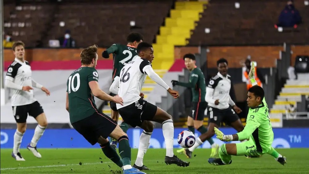  英超历史性判罚，VAR三次改判引争议  