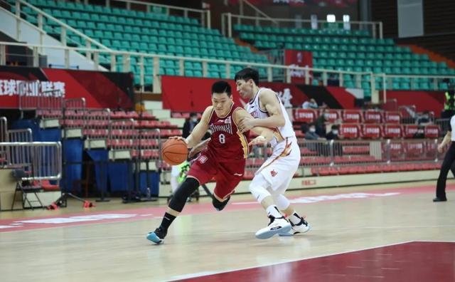  马赛球迷冲场抗议，要求俱乐部改善设施  