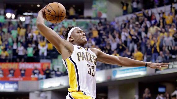  克拉克斯顿遮天大帽，篮网险胜尼克斯  